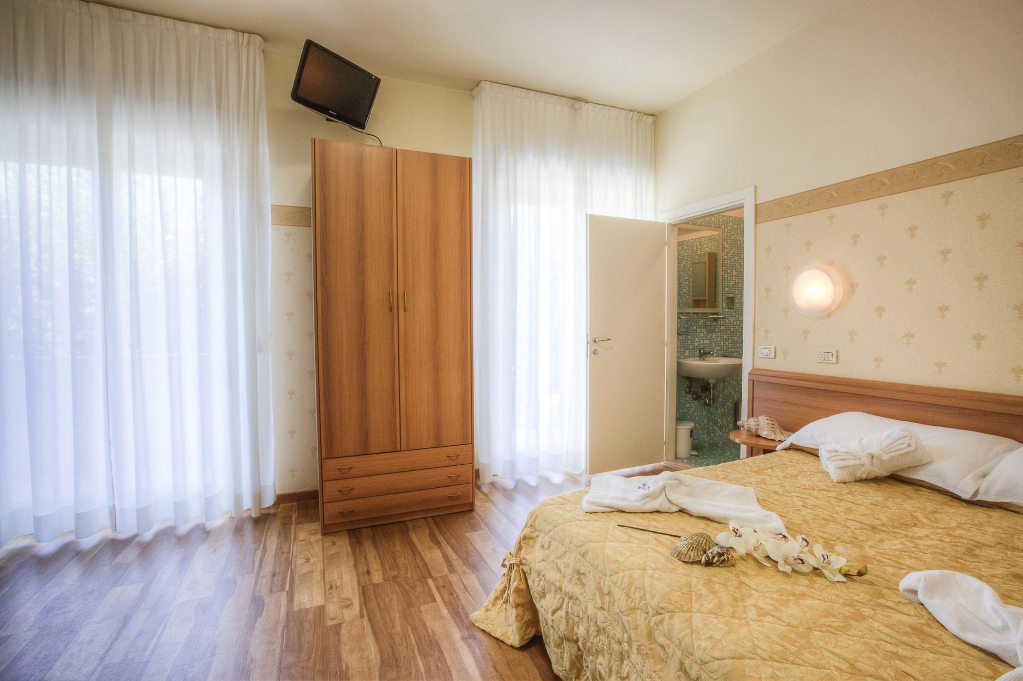 Hotel San Francisco Spiaggia Rimini Esterno foto